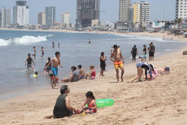 Disfrutan centenares de personas de las playas y atractivos de Mazatlán en este Domingo de Ramos