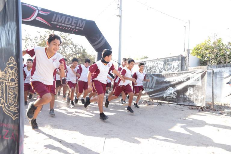 Celebran Primera Carrera Deportiva en la ETI 88 de la Isla de la Piedra