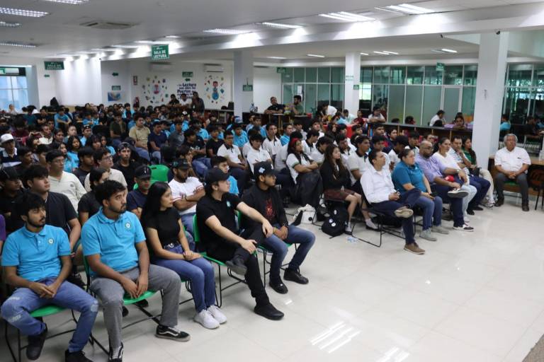 Científico Cristhian Valerio presenta conferencia sobre aceleradores de partículas a estudiantes universitarios y de bachillerato