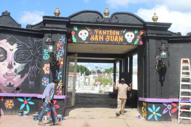 Renuevan fachada del panteón San Juan en El Rosario con motivos de Día de Muertos