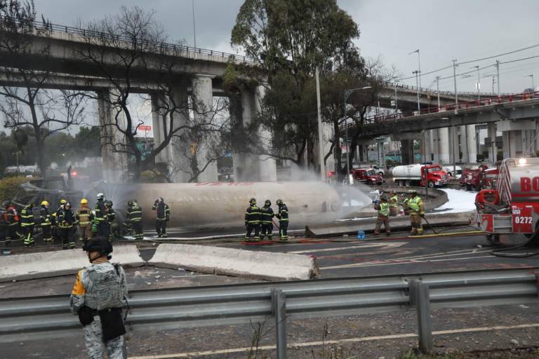 Suman 10 personas fallecidas por explosión de pipa de gas en la CDMX; 54 continúan hospitalizadas