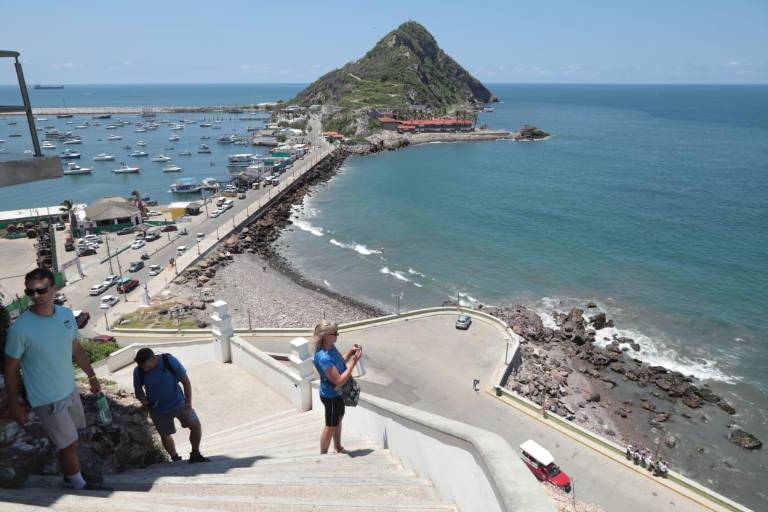 Secretaría de Turismo señala que Mazatlán está lleno de turistas este verano