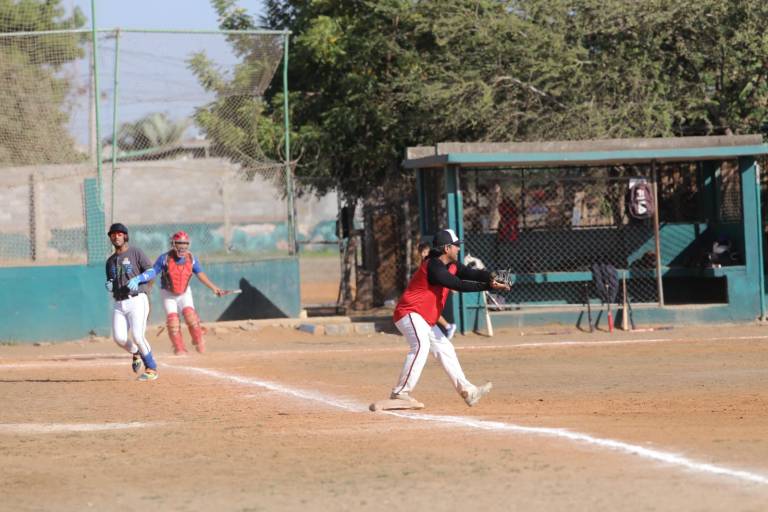Familia Velarde avanza a semifinales de Liga Meseros al Bat