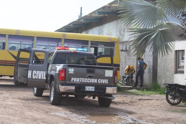 Motociclista se impacta contra camión estacionado en carretera estatal a Chametla