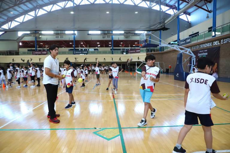 Comparten medallista de Olimpiada Nacional sus conocimientos en Beisbol 5