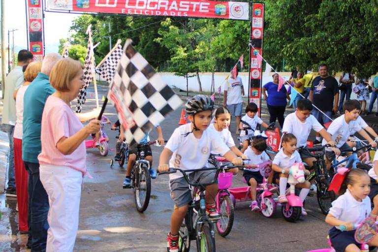 Niñas y niños llenan de alegría el Parque de los Leones en jornada ciclista infantil, en Escuinapa
