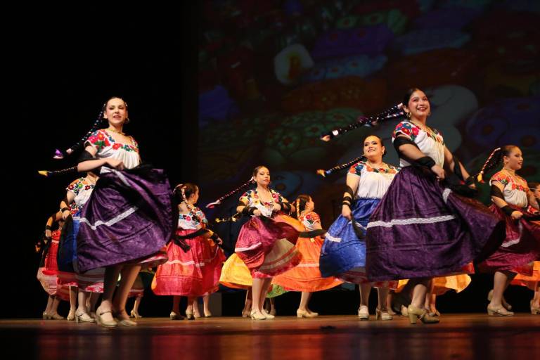 Con lucido espectáculo cierran ciclo talleres de danza folclórica
