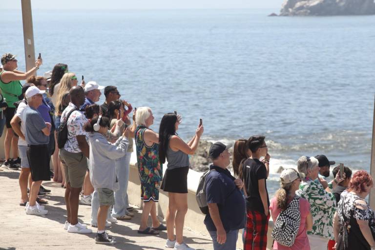 Arriba crucero Navigator of the Seas a Mazatlán con 3 mil 891 pasajeros y mil 258 tripulantes