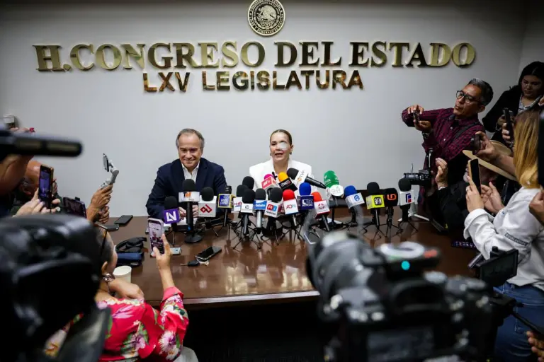 Sergio Esquer Peiro y Elizabeth Montoya Ojeda en conferencia de prensa en el Congreso de Sinaloa.