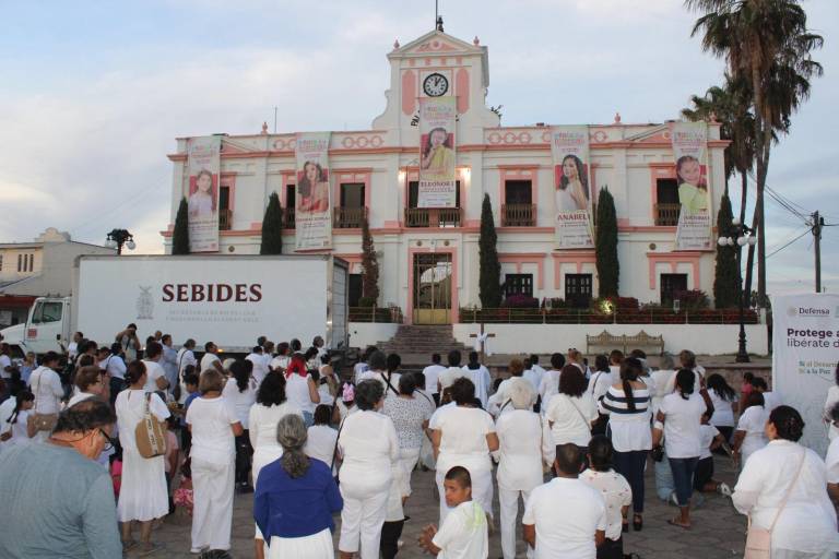 Marchan en Rosario y rezan por la paz de Sinaloa frente al Palacio Municipal