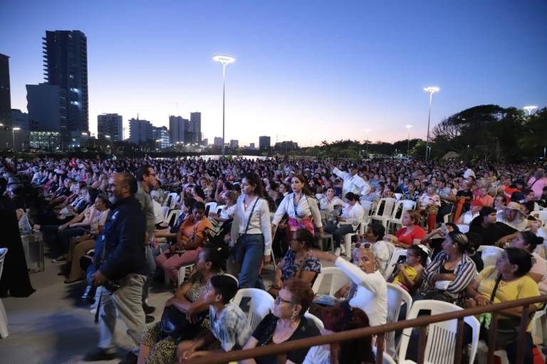 Madres de Mazatlán celebran su día con música, regalos y fiesta