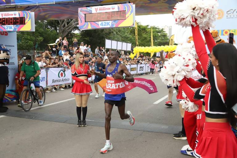 Keniata Alfred Kipserem Cherop se lleva la victoria en los 42K del Gran Maratón Mazatlán 2025