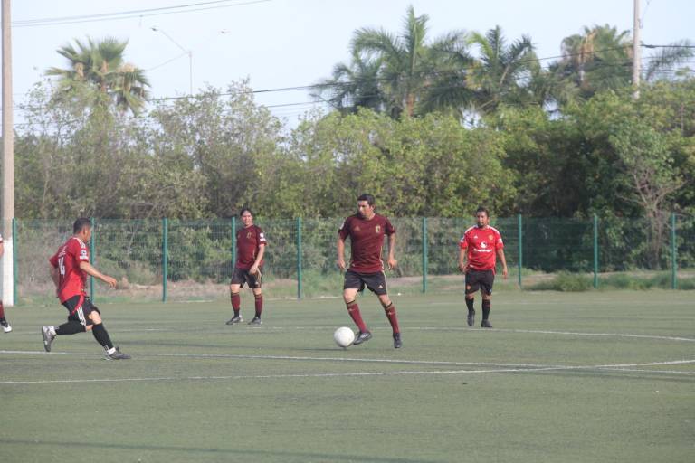 Aluminio y Cristales El Pollo da primer paso a final de Liga Superveteranos