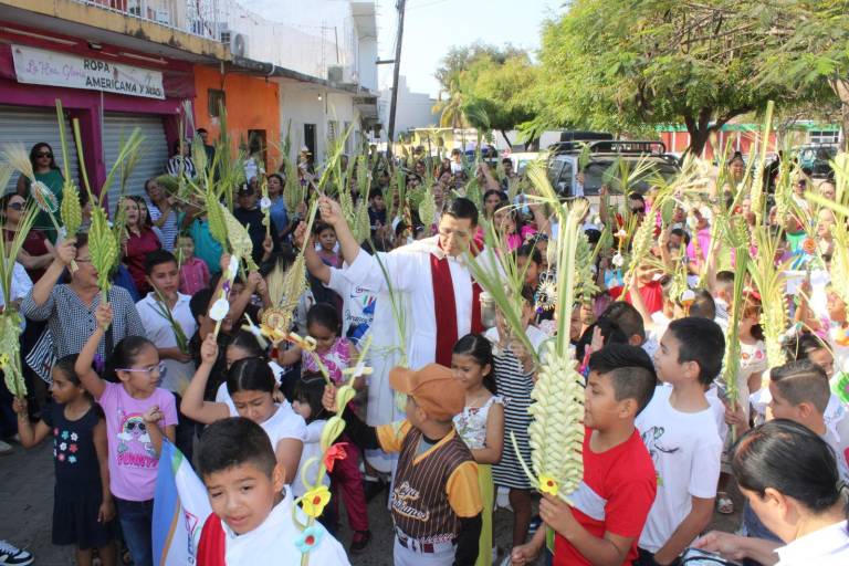 Niños y adultos celebran el inicio de la Semana Santa con el Domingo de Ramos en Rosario