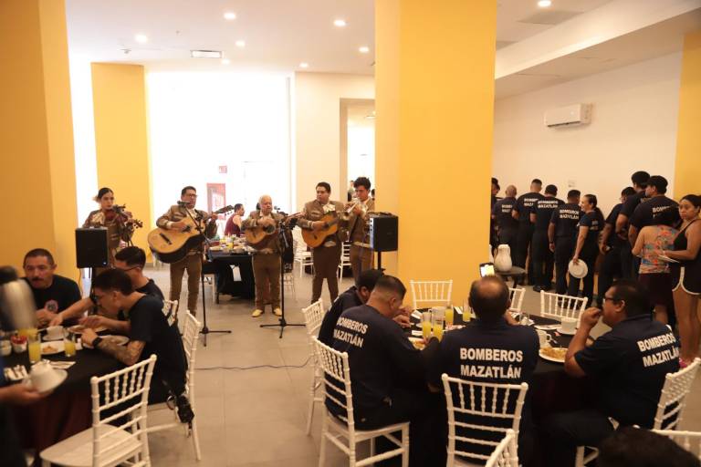 Con un desayuno reconocen la labor del Cuerpo de Bomberos de Mazatlán en su día