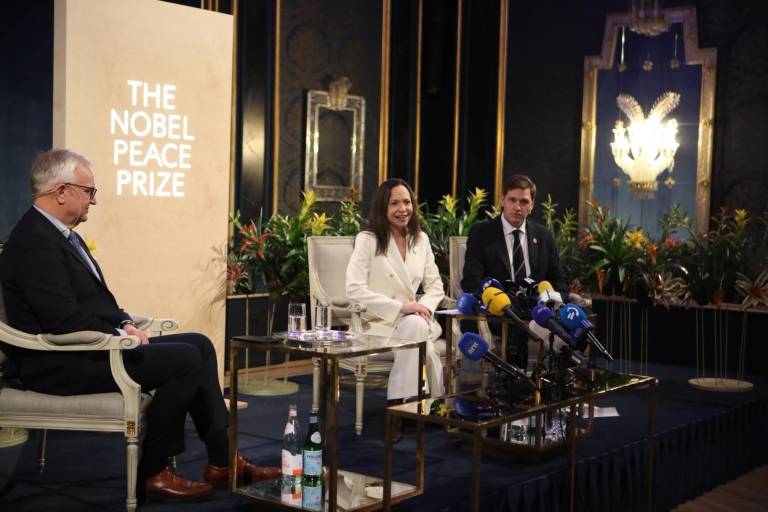 Machado pide desde Oslo bloquear financiamiento que sostiene la represión del régimen de Maduro