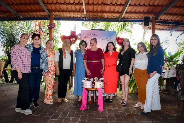 Celebran con cariño los 57 años de Martha Hernández