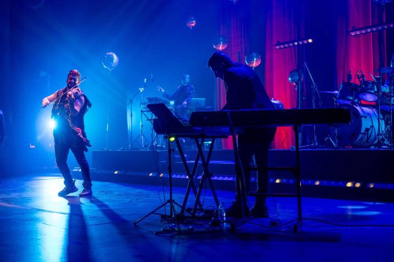 Cautiva ‘Strad, el violinista rebelde’ con lo clásico y rock