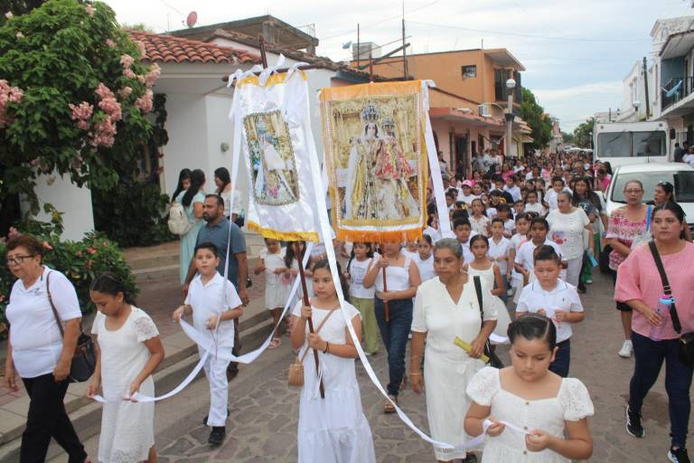 Niños peregrinan por la Virgen del Rosario y piden paz y salud para sus familias