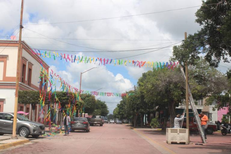Familias decoran calles para recibir a Nuestra Señora del Rosario