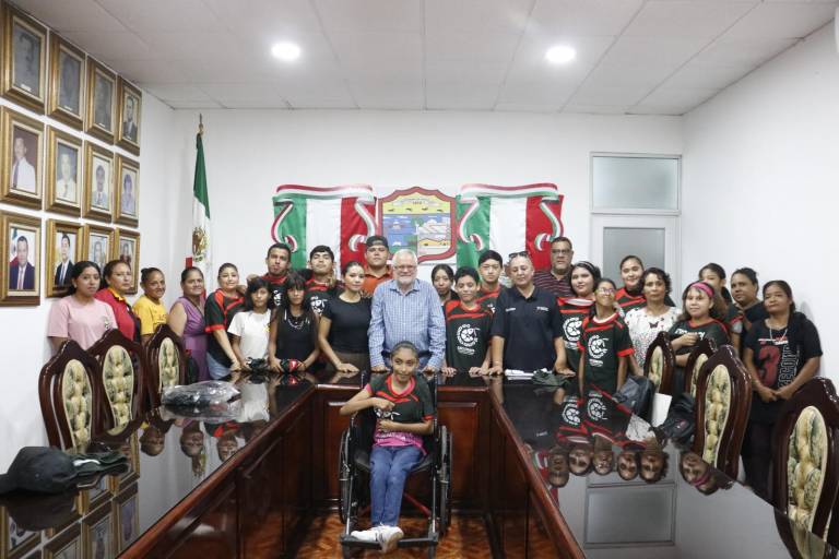 Jóvenes escuinapenses reciben uniformes para competir en la Paralimpiada Estatal