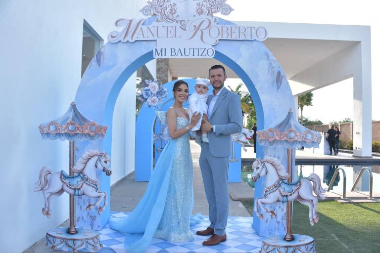 Recibe Manuel Roberto el sagrado Sacramento del Bautismo