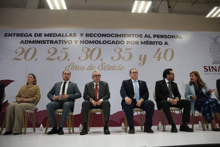 Reciben medallas 267 trabajadores del Stase con más de 25 años de servicio en el Gobierno de Sinaloa