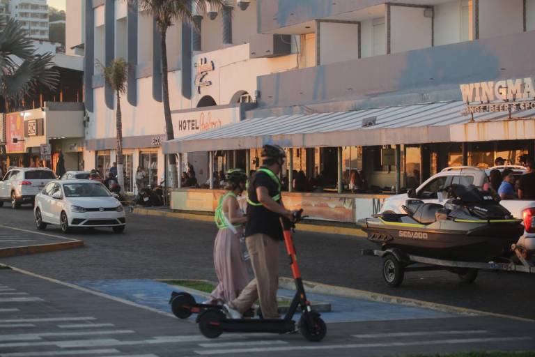 En Olas Altas, negocios se aseguran que clientes respeten las nuevas normas al usar scooters