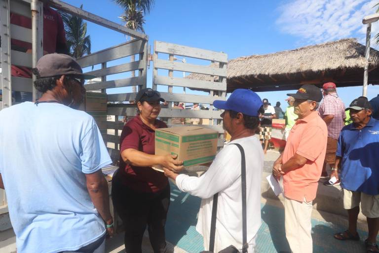 Tras la crisis que enfrentan pescadores de escama de Mazatlán, reciben primeras despensas alimenticias