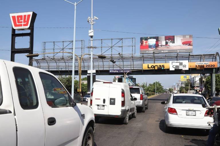 Retiran mantas de desaparecidos en puentes peatonales a pocas horas de su colocación