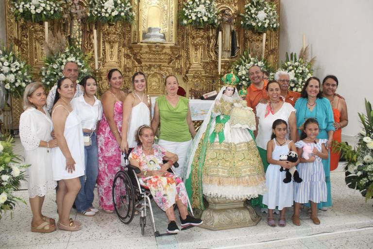 Vestir a la Virgen del Rosario: historia de devoción y gratitud de cuatro generaciones