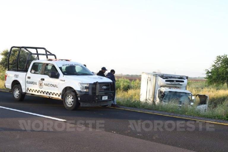 Camión de carga vuelca en la autopista Mazatlán-Culiacán; conductor y copiloto resultan ilesos