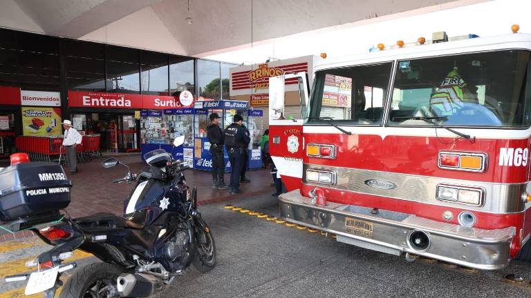 Elementos de Bomberos Mazatlán inspeccionaron el establecimiento y confirmaron que no existían riesgos tras controlar el conato de incendio.