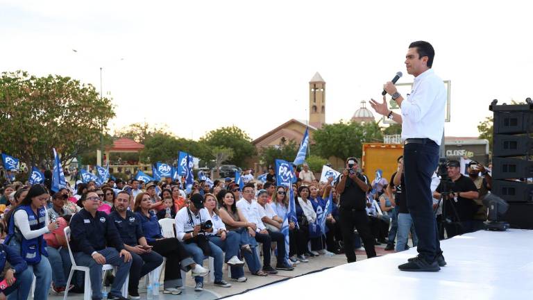 Jorge Romero Herrera, líder del Partido Acción Nacional, encabezó un encuentro con militantes en Mazatlán, donde llamó a jóvenes y mujeres a participar en política.