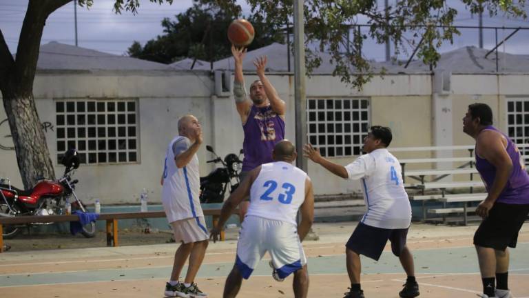 Partidos de alta calidad se disputan en el Torneo Veteranos de Baloncesto Municipal.
