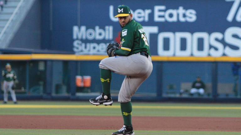 Yoanner Negrín lanza de gran forma.