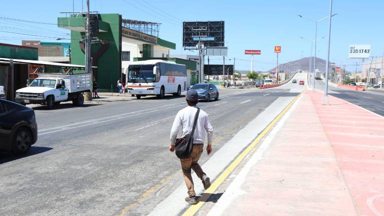 Peatones solicitan infraestructura segura para cruzar la carretera Internacional México 15 tras la apertura del paso superior en la salida norte de Mazatlán.