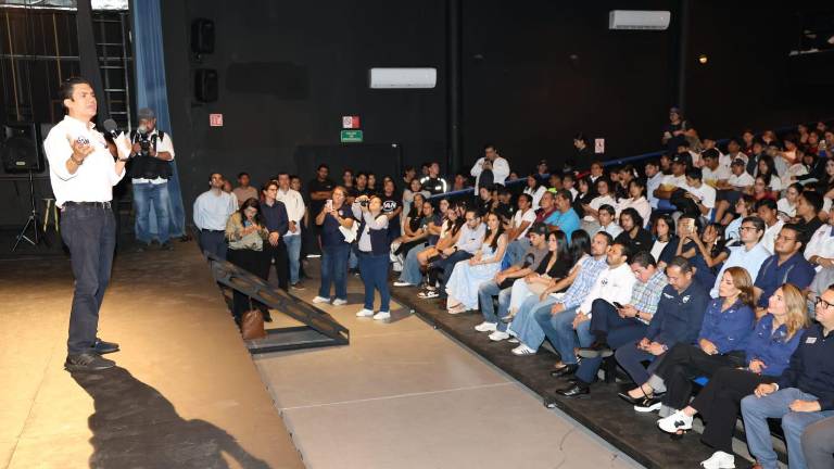 Durante la conferencia, Jorge Romero Herrera, mencionó que los jóvenes deben poner atención en lo que pasa en el país porque les va afectar tarde o temprano.