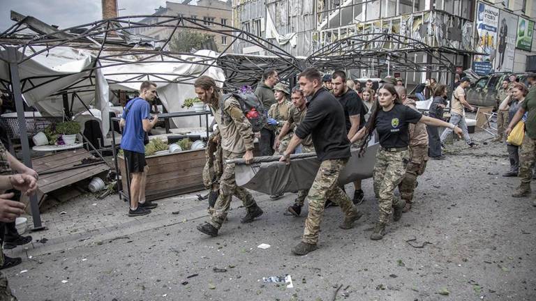 Un civil herido es conducido a una ambulancia tras un ataque con misiles en el restaurante Ria Pizza en el centro de la ciudad de Kramatorsk mientras la contraofensiva ucraniana hace estragos en la región de Donetsk, Oblast de Donetsk, Ucrania, 27 de junio de 2023.