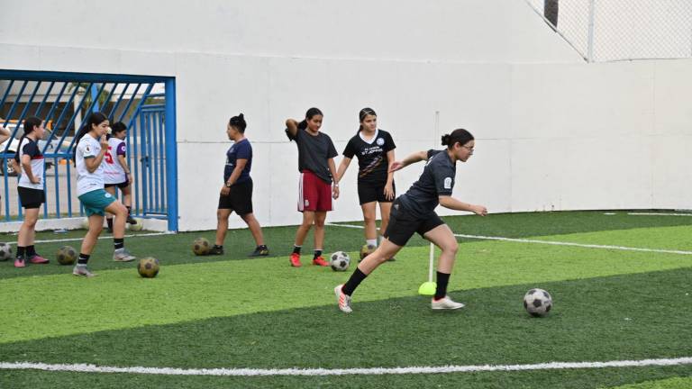 Cierra selección de futbol rápido femenil de la UAS preparación