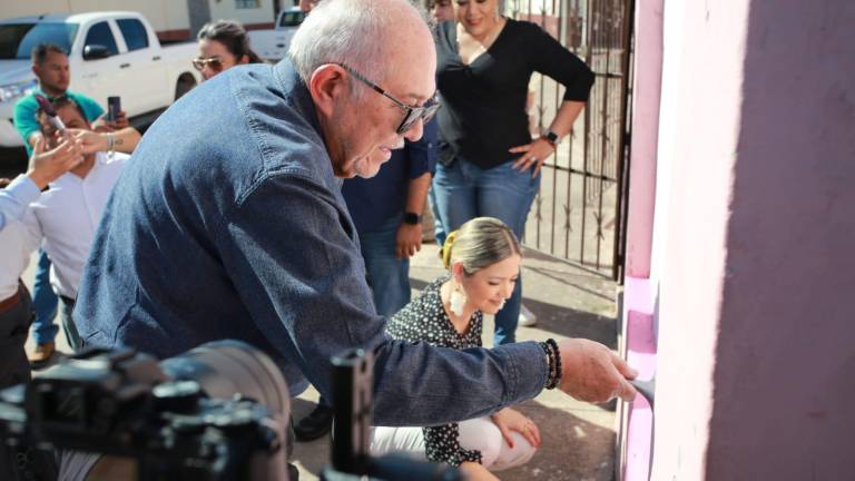El Secretario de Turismo estatal, Luis Guillermo Benítez Torres, se suma al inicio de pintado de fachadas en Chametla.