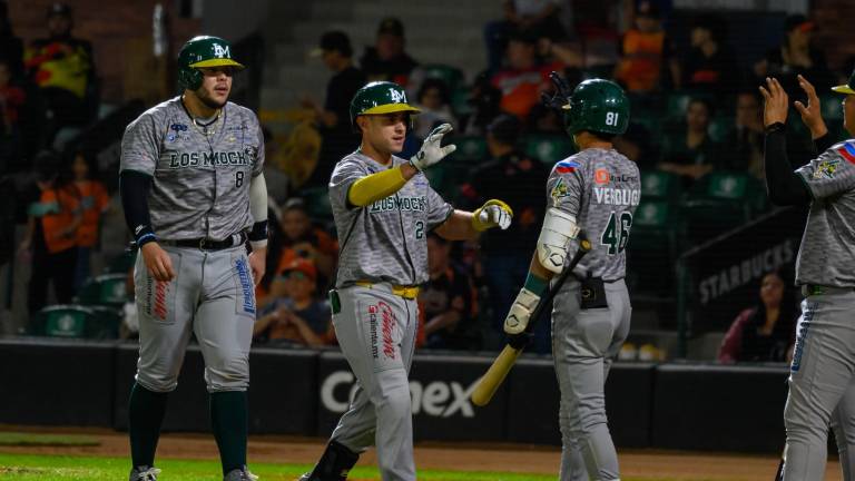 Alejo López batea jonrón.