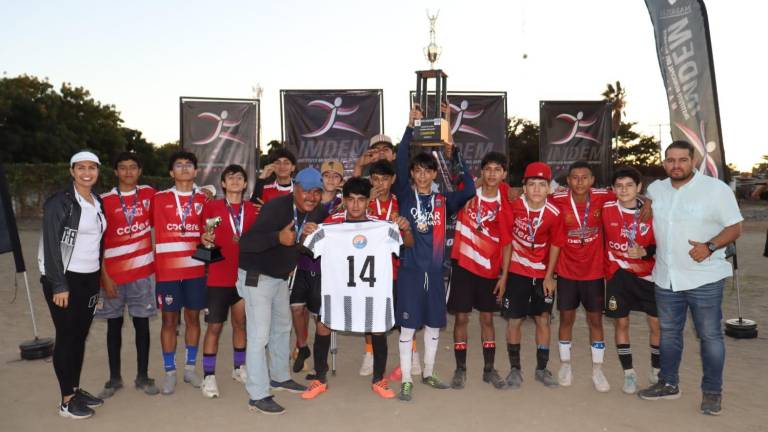 Premian a los campeones del Torneo de Futbol de las Colonias Populares