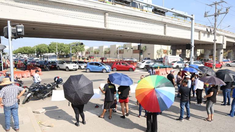 Bloqueo de avenida en Mazatlán por vecinos del Infonavit Alarcón.