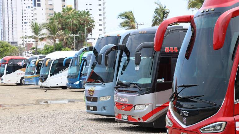 La afluencia de turistas en camiones charteros se ha estado incrementado en Mazatlán.