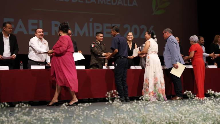 Maestras y maestros reciben la Medalla Rafael Ramírez en reconocimiento a su trayectoria.