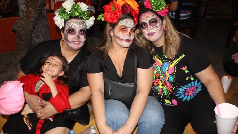 La pequeña Maya Sánchez junto a Érika, Sara y Gabriela Peraza.