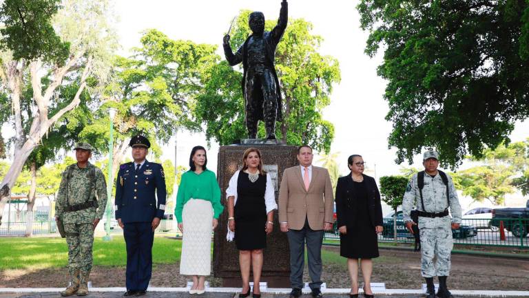 Autoridades montaron una guardia de honor en la estatua de José María Morelos y Pavón, ubicada en el jardín del Palacio de Gobierno.