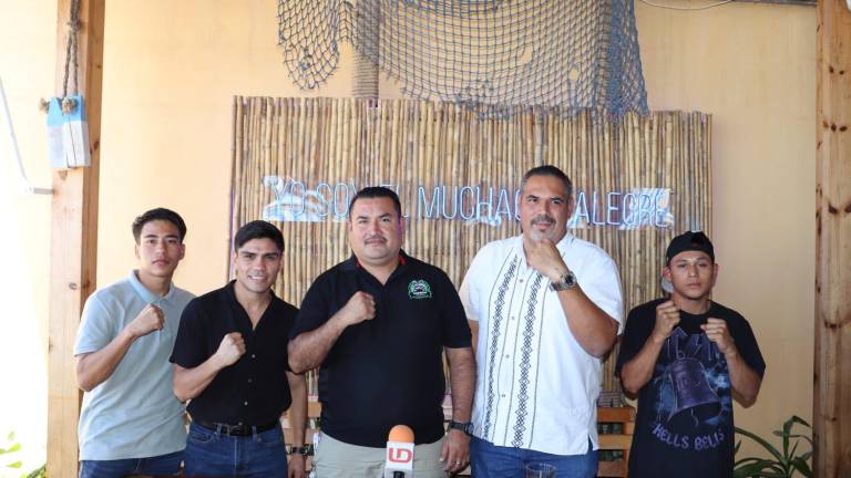 Pedro Guevara (segundo de izq. a derecha) y los promotores anuncian una función de 10 peleas.