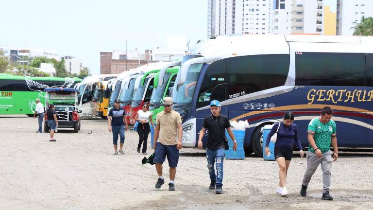 Los primeros autobuses charteros del periodo vacacional comenzaron a arribar a Mazatlán, aunque en menor cantidad que en temporadas anteriores.
